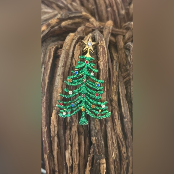 unbranded Jewelry - Vintage Christmas tree ornament pin brooch sparkly 3”